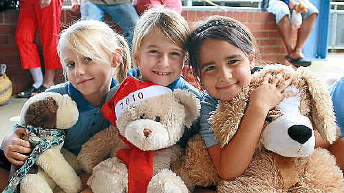 Zoey Cutts, Abi Westmorland and Lilli Chalmers enjoy the Teddy Bears’ Picnic. Zoey Cutts, Abi Westmorland and Lilli Chalmers enjoy the Teddy Bears’ Picnic.